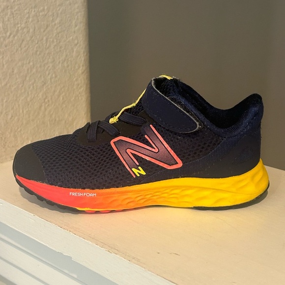 New Balance Kids Arishi V4 Hook & Loop Shoe, Navy/Red, Size 8 Toddler - Picture 4 of 9